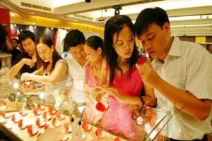 Giá vàng tiến gần tới mốc 37 triệu đồng/lượng