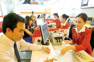 Giá vàng vượt đỉnh 6 tuần, chạm ngưỡng 1.300USD/ounce