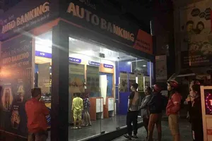 Chật vật rút tiền tại ATM ngày Tết