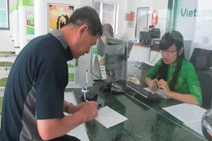 Ngân hàng tăng phí một loạt dịch vụ 