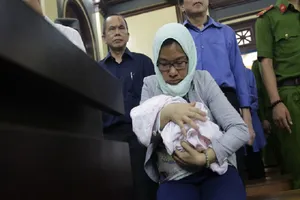 Vụ TrustBank: Nữ bị cáo mang con thơ tới tòa có vai trò gì?