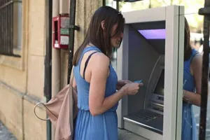 Phí rút tiền ATM của tổ chức phát hành thẻ sẽ lên 8.800 đồng?