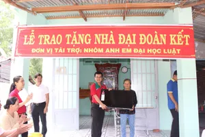 Phuc Khang Corp tặng quà cho hàng trăm gia đình khó khăn