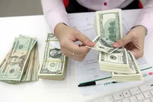 Giá USD 'chợ đen' lập đỉnh mới