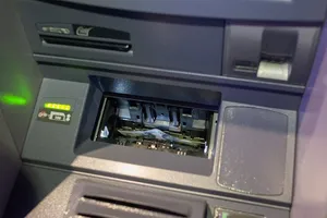 Cảnh giác với thông tin bất thường về thẻ ngân hàng