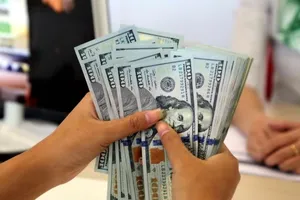 Đôla chợ đen vọt lên đỉnh mới, vàng rơi xuống đáy 