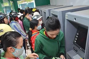 Ngân hàng đau đầu với chi phí chuyển thẻ từ sang thẻ chip