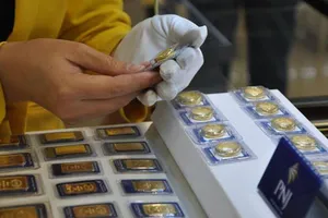 Giá vàng trong nước trái chiều với thế giới