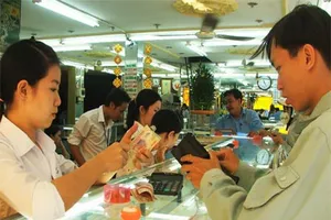 Giá vàng không ngủ yên trong ngày lễ