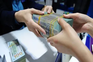 Lãi suất liên ngân hàng bất ngờ lao dốc