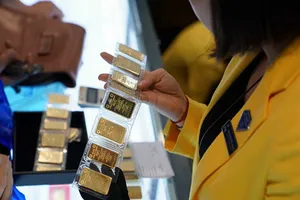 Giá vàng 'tung hỏa mù', nhà đầu tư rối bời