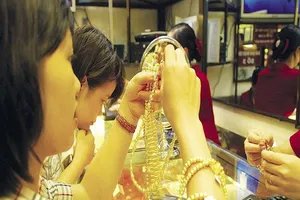 Bất chấp giá vàng thế giới 'ngủ', giá vàng trong nước vẫn tăng