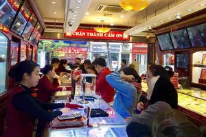 Doanh nghiệp khuyên người dân mua bán vàng
