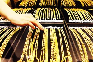 Giá vàng lại tăng vọt, đẩy rủi ro về phía người mua