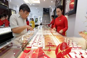 Giá vàng tăng 'bốc đầu', hướng về mốc 1.700 USD/ounce