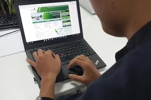 Bùng nổ 'cơn lốc' miễn giảm phí dịch vụ ngân hàng