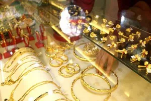 Giá vàng nội - ngoại lao dốc thê thảm