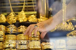 Giá vàng trong và ngoài nước tiếp tục leo thang