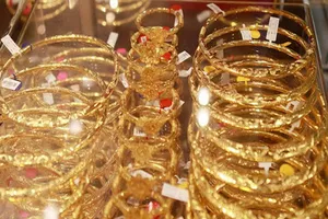 Giá vàng tiếp tục tăng sốc, lập kỷ lục mới