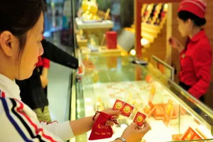 Giá vàng cao chưa từng có, không dám 'xuống' tiền 