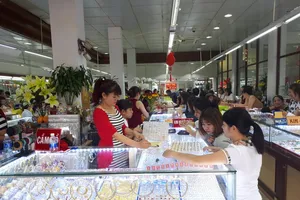 Nhiều người bán vàng chốt lời, có người bán hơn 300 lượng