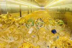 Giá vàng lại tăng 'như điên', vọt lên gần 61 triệu đồng/lượng