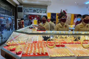 Thị trường vàng loạn giá, mỗi nơi một kiểu