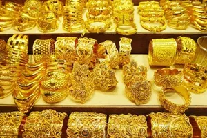 Giá vàng trượt dài, nhà đầu tư 'ngồi trên lửa' 