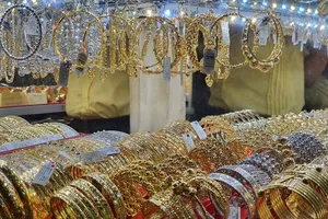Giá vàng diễn biến kỳ lạ, mỗi nơi một kiểu 