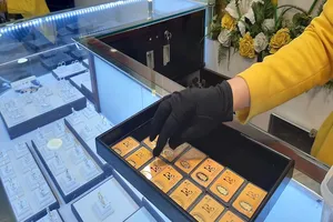 Giá vàng đồng loạt bốc hơi, SJC mất gần 1 triệu đồng/lượng