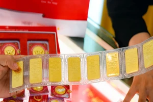 Giá vàng SJC bất ngờ lao dốc mạnh vào cuối phiên