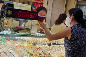 'Cá mập' đang tích cực gom vàng