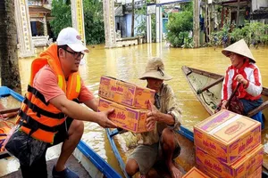 Ngân hàng ủng hộ đồng bào miền Trung hàng chục tỉ 