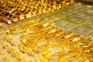 Giá vàng lao dốc, cá mập 'núp lùm' chờ thời