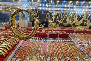 Giá vàng trong nước tăng loạn xạ