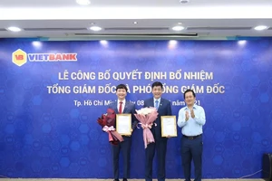 Chú thích: Ông Lê Huy Dũng (ở giữa) nhận quyết định bổ nhiệm chức danh TGĐ Vietbank 