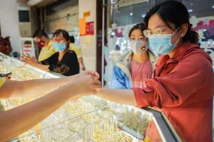 Giá vàng lại tăng đột biến, cao nhất năm tháng