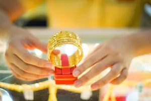 Giá vàng thế giới trồi sụt bất thường