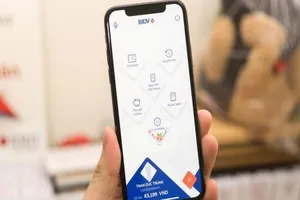 Bị phản ứng, ngân hàng đầu tiên giảm phí tin nhắn trở lại