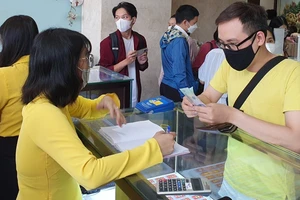 Giá vàng SJC cao kỷ lục so với thế giới