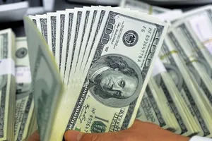 Giá USD tại ngân hàng rẻ hơn 'chợ đen' tới 200 đồng