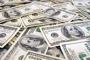 Giá USD chợ đen bất ngờ rớt mạnh