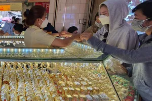 Giá vàng 9999 'rơi' nhanh hơn vàng miếng SJC