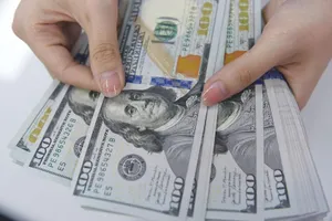 Giá USD chợ đen lao dốc không phanh