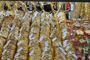 Vàng 9999 rơi về ngang giá thế giới, có người lỗ 300 triệu