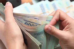 Lãi suất tiết kiệm tiếp tục 'lao dốc'