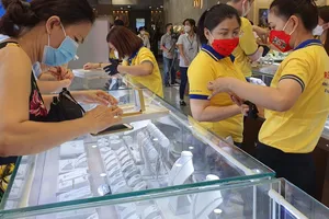 Giá vàng nhẫn 'nóng bỏng tay', có nơi trên 75 triệu đồng/lượng