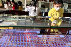 Giá vàng 'nhảy múa' ngày Thần Tài, vàng loại một chỉ cháy hàng