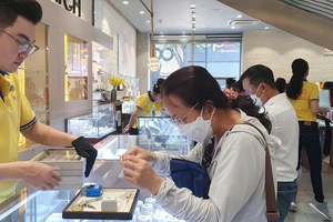 Lần đầu tiên vàng nhẫn 9999 bật lên 62 triệu đồng/lượng