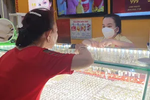 Sốc với tốc độ leo thang giá vàng miếng SJC hôm nay